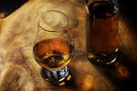 Whiskey im Glas neben Whiskeyflasche © pixabay