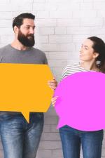 zwei Personen mit Sprechblasen in der Hand © canva