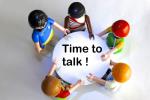 Playmobil-Figuren mit einem Time to talk-Schild in der Hand © Pixabay