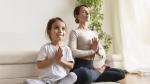 Mutter und Tochter praktizieren Yoga © freepik