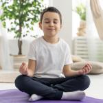 kleiner Junge, der meditiert © freepik