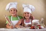 Kinder mit Kochmützen beim Backen © Ilike - Fotolia
