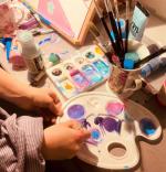 Malendes Kind mit Mischpalette © Julias kleine Malecke