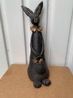 © B. Stengel schwarzer Hase aus Ton mit goldenen Details © B. Stengel schwarzer Hase aus Ton mit goldenen Details