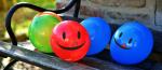 Bunte Luftballons mit Smileys darauf @ Pixabay