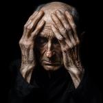 Alter Mann legt den Kopf in die Hände © pixabay