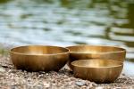 drei Klangschalen am Wasser © al@andreaslouca.de - Fotolia