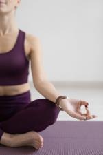 Frau in Meditatsionshaltung © freepik