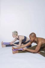 zwei Personen dehnen sich mit Bändern um die Füße © pexels