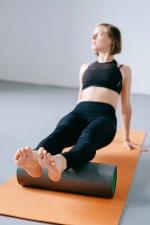 Übung mit Black-Roll auf orangener Matte © pexels