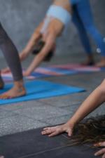 Personen führen den herabschauenden Hund aus © pexels