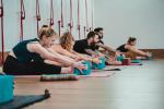 Personen führen Übung mit Pilates-Blöcken auf dem Boden aus © pexels