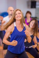 Gruppe macht Fitnesstraining © canva