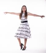 Frau im Kleid mit Notenaufdruck, die Stepptanz tanzt @ Silke Hummel Frau im Kleid mit Notenaufdruck, die Stepptanz tanzt @ Silke Hummel