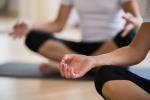Meditierende mit Händen in Mudra-Position © freepik Meditierende mit Händen in Mudra-Position © freepik