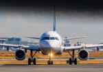 Flugzeug auf der Landebahn © Pixabay